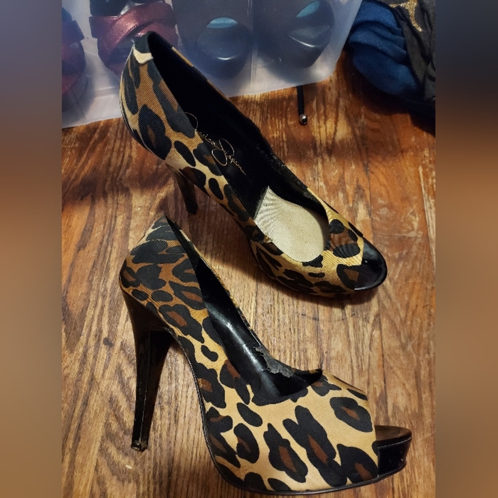 Jessica Simpson leopard print size 10 heels.